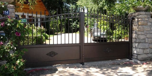 Pose portail aluminium motorisé battant, style tradition imitation fer forgé. Modèle MONTIA, Collection TRADITION Horizal