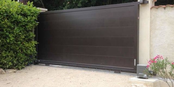 Installation d'un portail coulissant motorisé lames larges 250 mm. Modèle MAHE, Collection CONTEMPORAIN Horizal