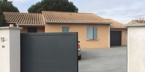 Portail coulissant plein lames larges horizontales. Modèle MAHE, Collection CONTEMPORAIN Horizal