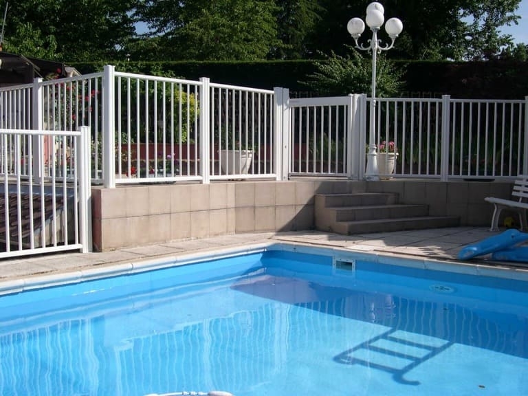 Barrière piscine aluminium Les Portaliers Valence