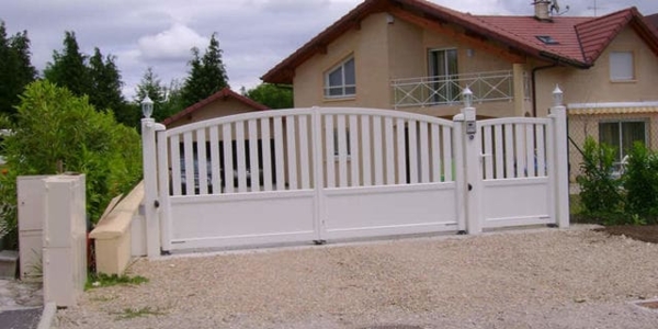 Portail battant avec motorisation invisible et portillon coordonné. Modèle HALVO, Collection CONTEMPORAIN Horizal